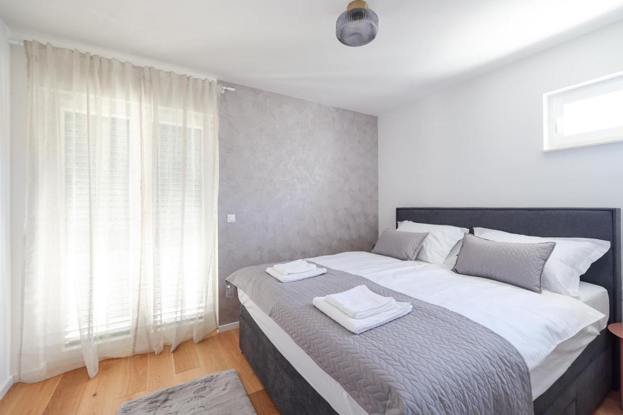Apartments Mila Sveti Filip i Jakov Exteriör bild