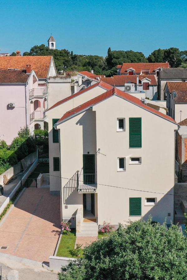Apartments Mila Sveti Filip i Jakov Exteriör bild
