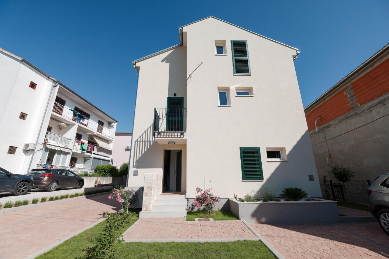 Apartments Mila Sveti Filip i Jakov Exteriör bild