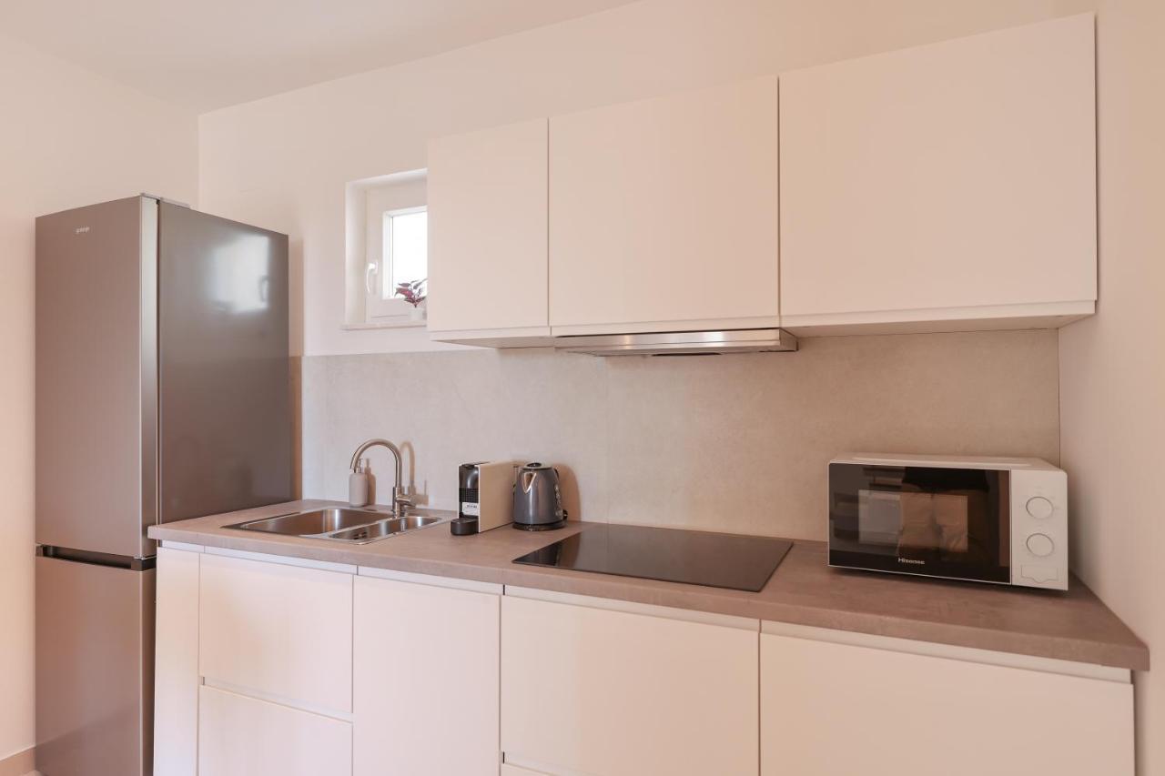 Apartments Mila Sveti Filip i Jakov Exteriör bild